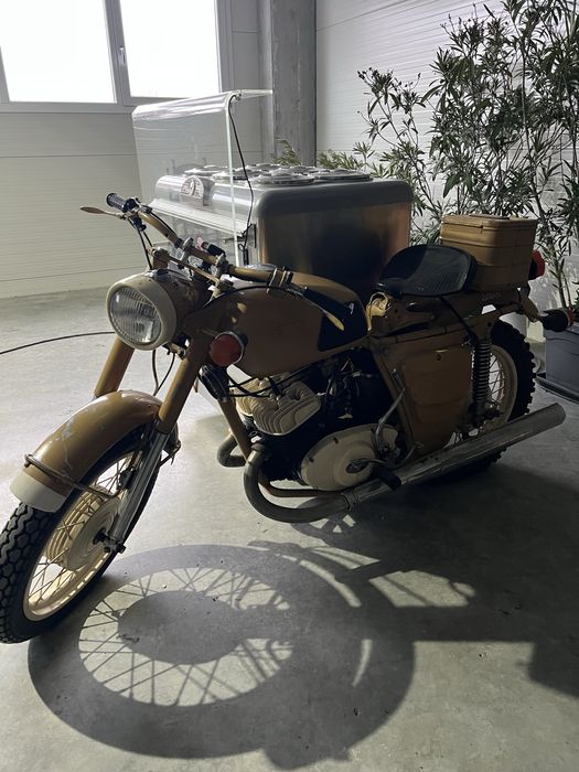 Vitrina Motocicleta inghetata