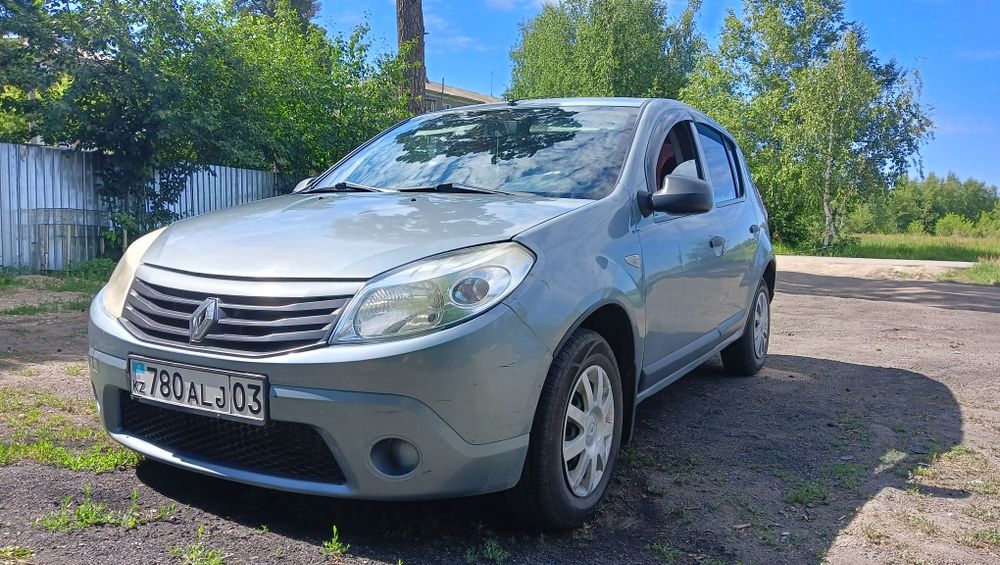 Продам Рено Сандеро 2012г 1.6л