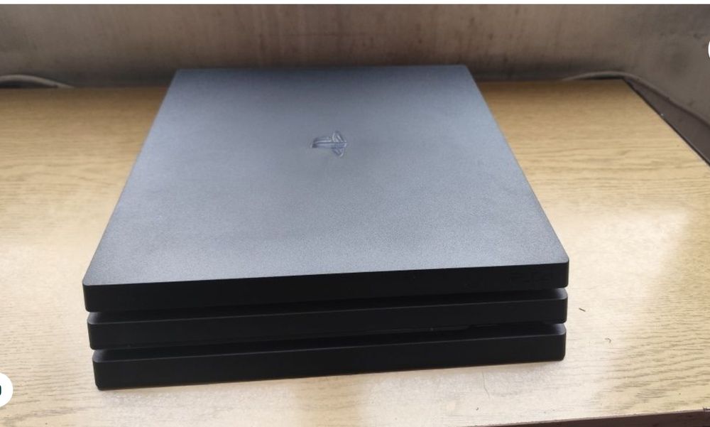Продавам /Playstation 4 Pro/1TB/