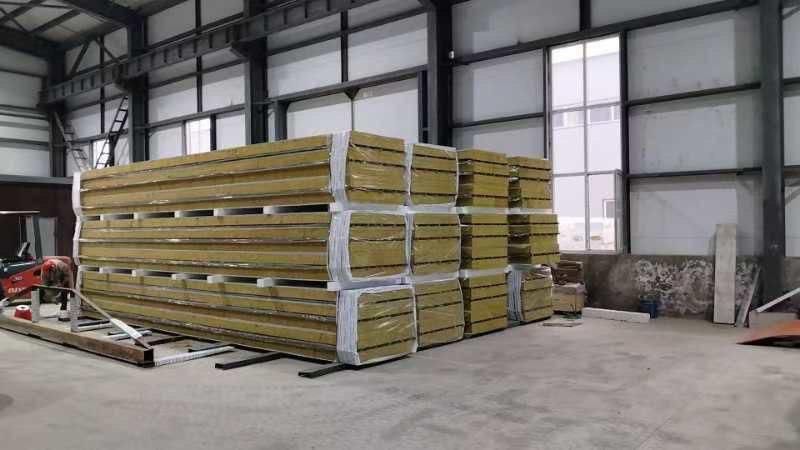 Тёплые и прочные сэндвич-панели для строительства