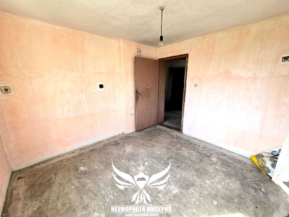 Продавам двуетажна къща 175РЗП и двор 890кв.м. с гараж в с.Кочево