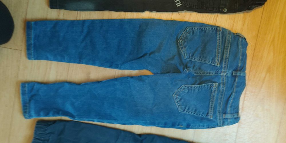 Няколко чифта детски дънки