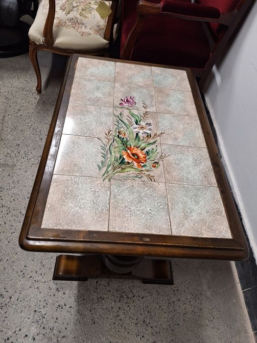 Винтидж маса за всекидневна с плочки