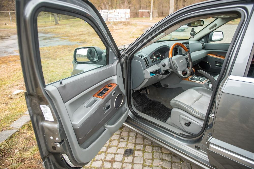 Vand Jeep Grand Cherokee 3.0 V6 accept si unele schimburi.