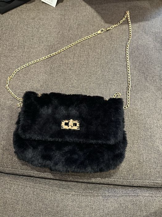 Дамска черна пухкава чанта с верижка – елегантна вечерна / crossbody