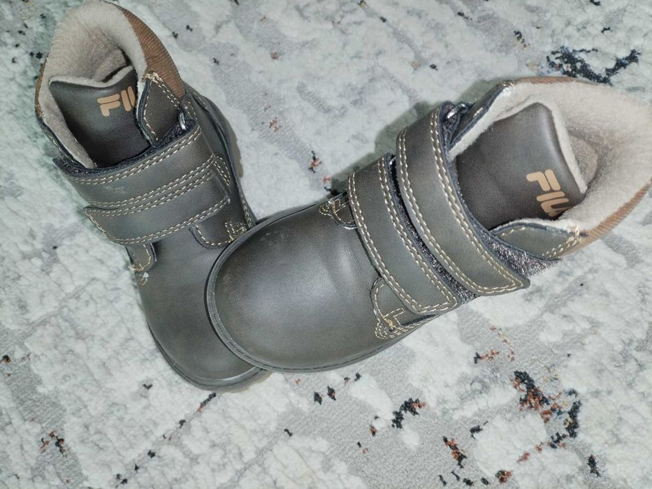 Bocanci în stare foarte bună pt copii mărimea 22