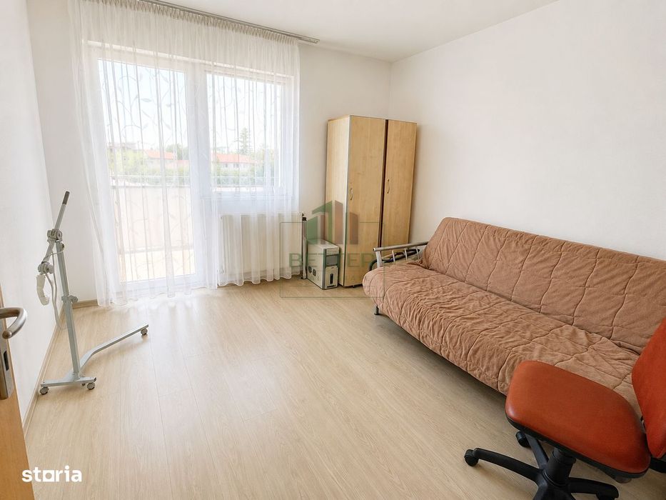 Apartament 3 camere de vânzare, Sector 4, 800 m metrou, balcon generos