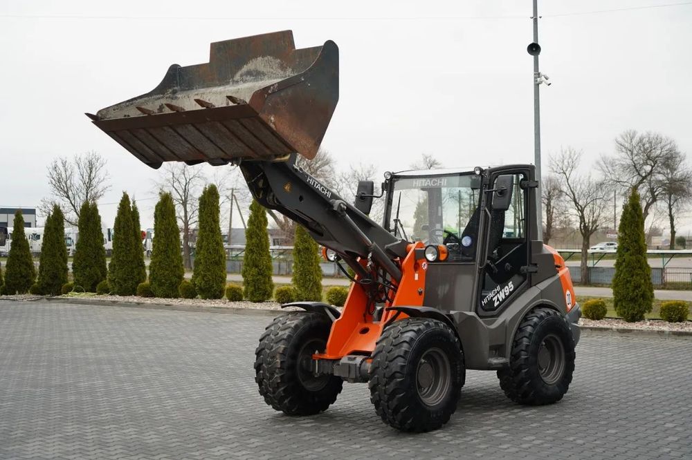 Hitachi ZW95 / ÎNCĂRCĂTOR PE ROȚI / 2020 / FURCĂ PENTRU PALEȚI