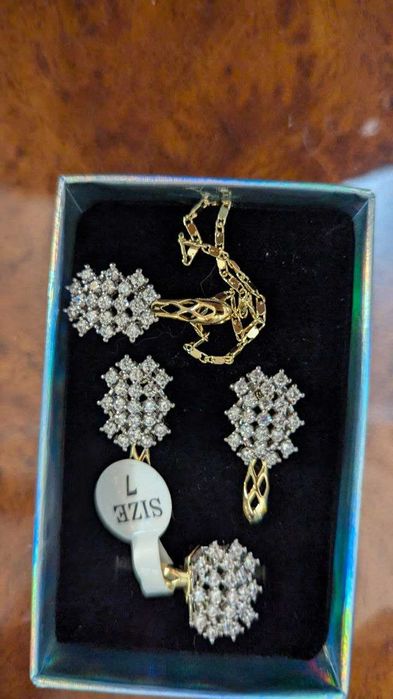 продам 2 привозных бижутерных набора,