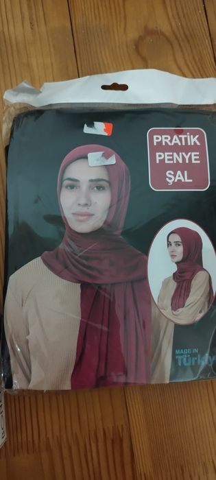 Черен шал и бяло боне за хиджаб