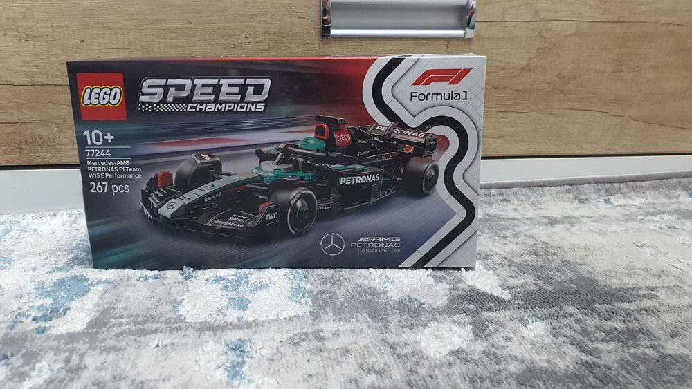 Lego 77244 - Mercedes AMG Petronas F1 Team
