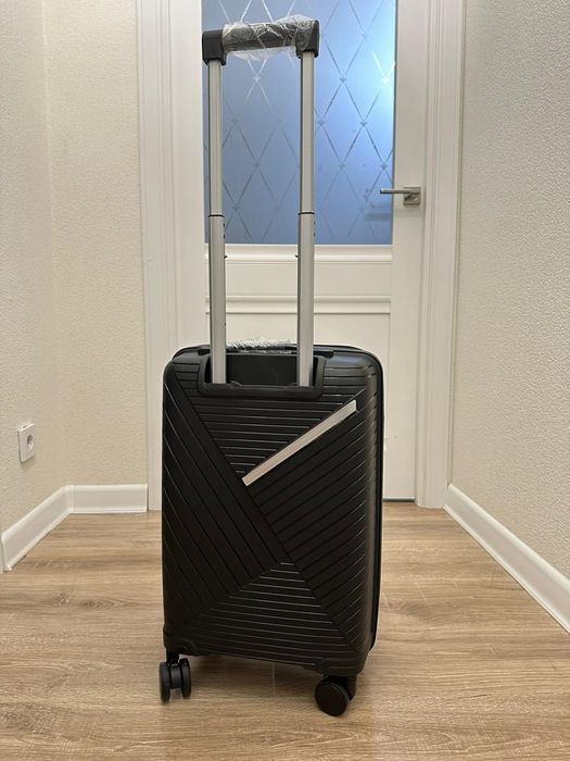 Продам новый чемодан