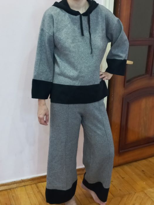 Женский брючный костюм двойка. Очень удобная, тёплая, хорошо сидит.