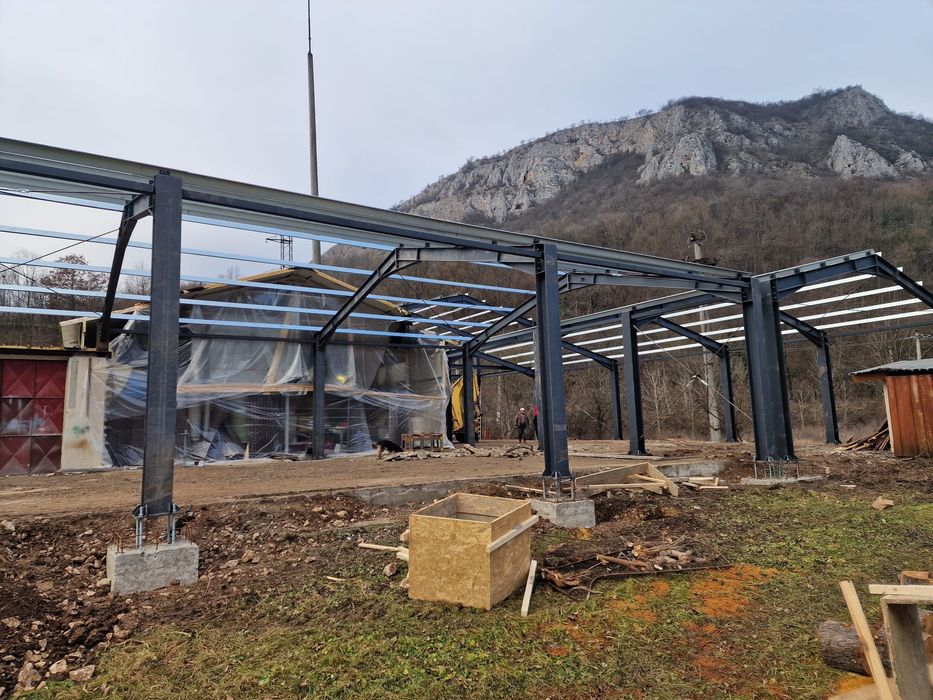 Vand hala metalica lucrăm fără avans Asiguram si montaj