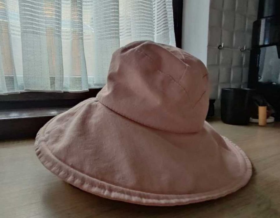 Pălărie roz tip bucket cu boruri largi