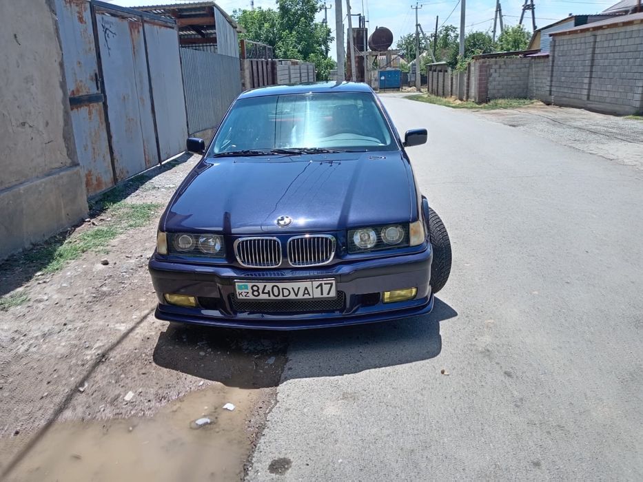 Продаю машину бмв е36