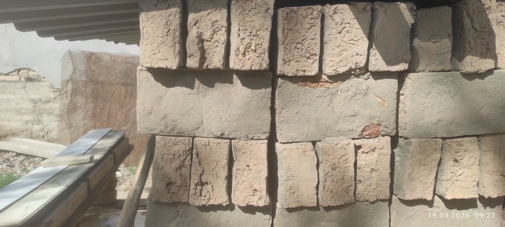 Кирпичи для стройки