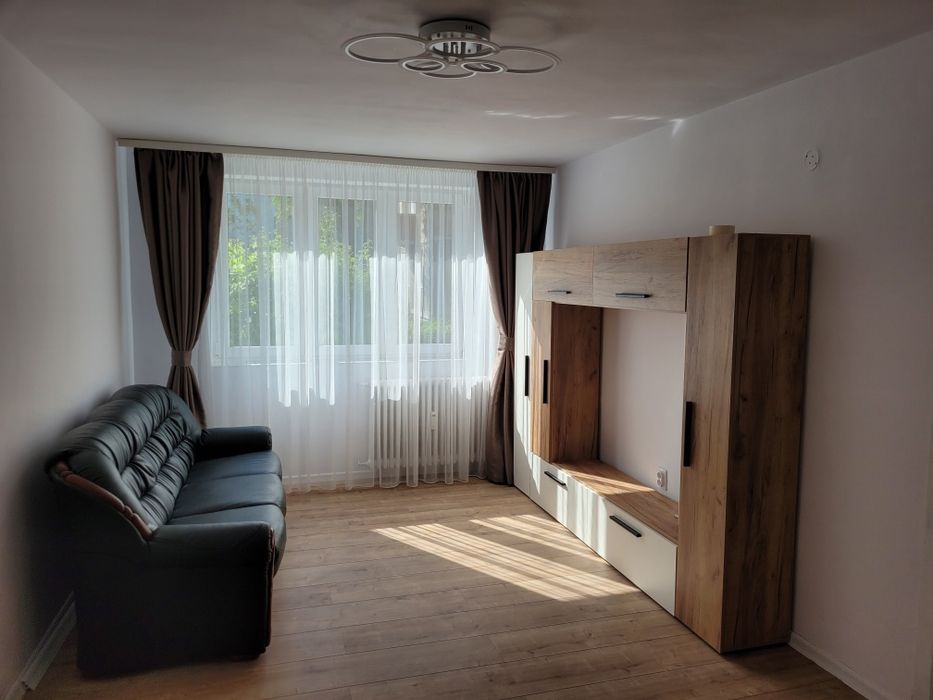 Dau în chirie apartament 3 camere, 60 mp utili, Piața 1 Decembrie - lângă parc
