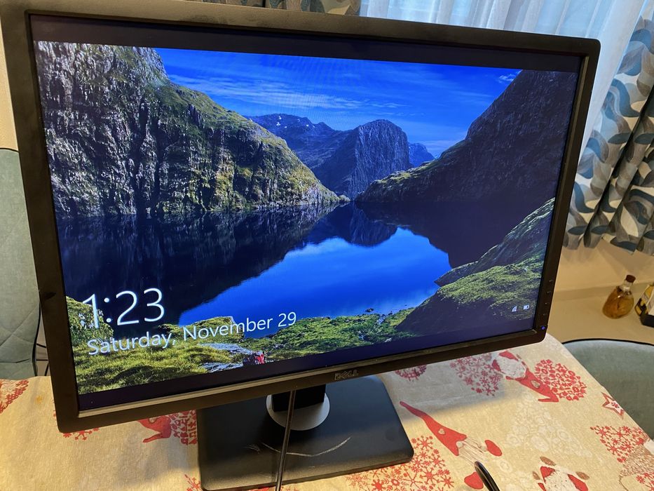 Dell UltraSharp U2412M въртящ се