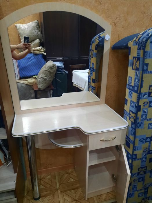 Продам трюмо с зеркалом б/у