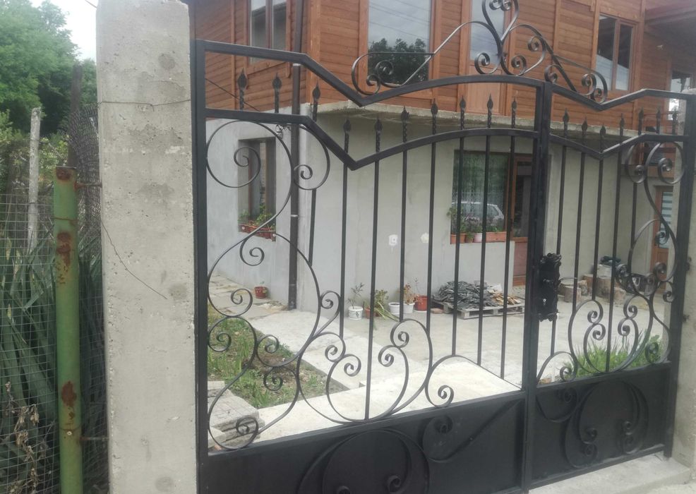 Парапети за стълбища и тераси,врати,портали,огради,  от ковано желязо