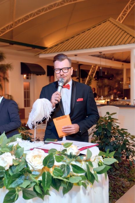 Ведущий на мероприятие, певец и организатор мероприятий