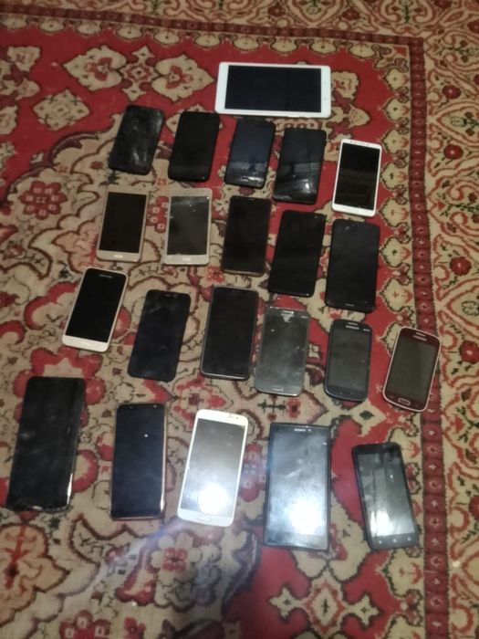 Продам телефоны.