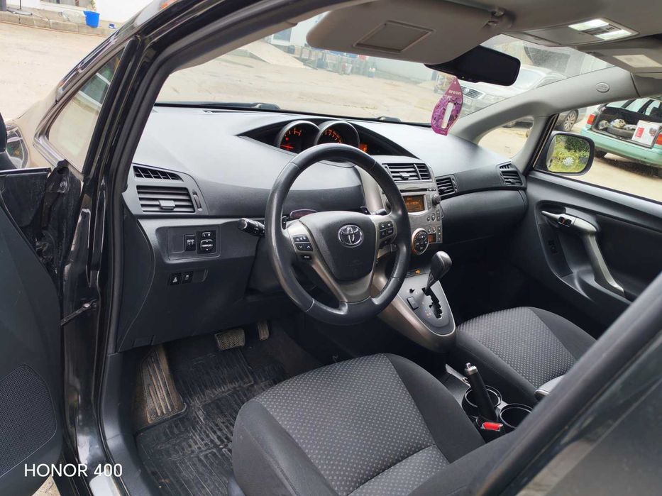 Продавам лек автомобил TOYOTA VERSO в отлично състояние