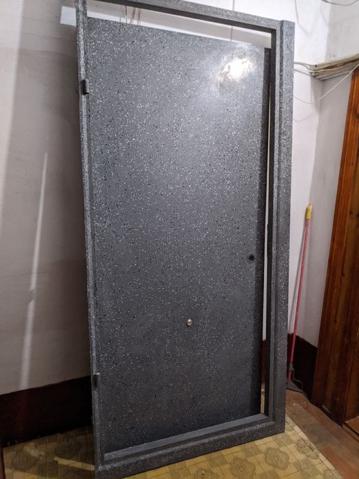 Дверь стальная ,входная б/у