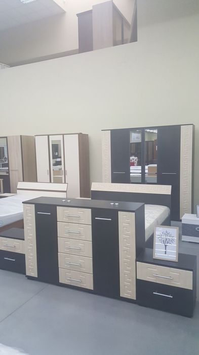 Mobila Dormitor complet 6 piese: pat+saltea, 2 dulapuri, 2 noptiere.