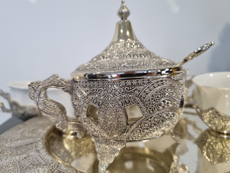 Set argintat de cafea, cu zaharnita. 6 cești.