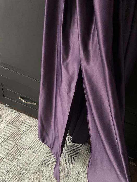 Vând rochie de seară mov cu model floral în partea de sus