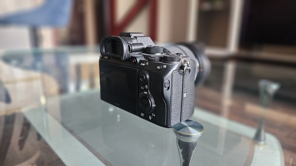 Безогледален фотоапарат Sony Alpha A7 III + обектив Sony FE 28-70mm f/3.5-5.6 OSS