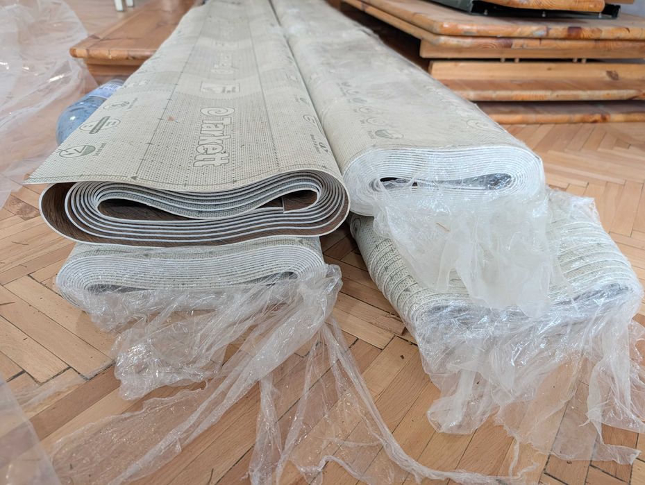 Pardoseală Tarkett PVC – rolă 4 × 6 m (≈24 mp) + adeziv Bison, nouă
