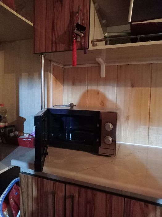 mikroto'lqinli pech Samsung ME81MRTB karobkasi bilan.