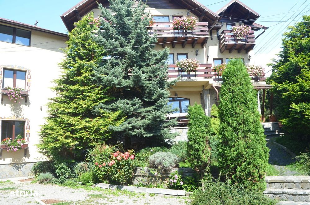 Casă spațioasă cu 10 camere, în apropiere de munte si partie