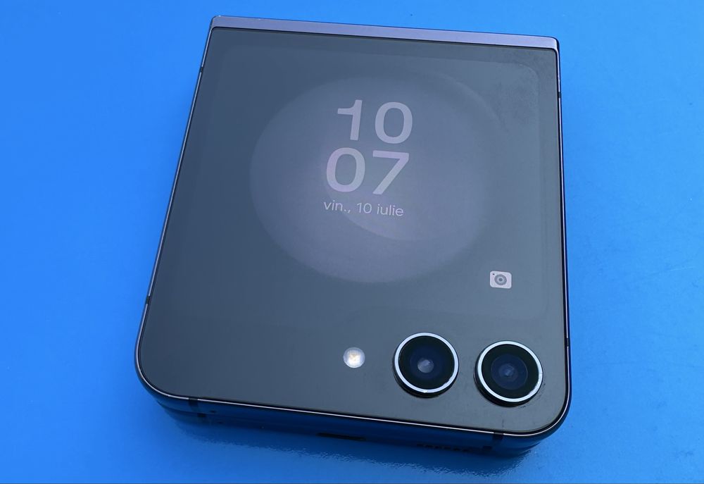 Vând Samsung Z Flip5 impecabil,512 GB,cumparat din magazin,cutie.