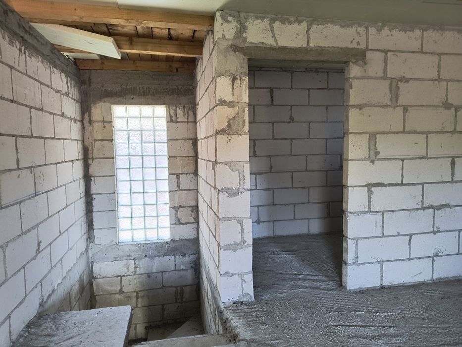 Casă de vânzare ,garaj și grădină,in comuna Pui