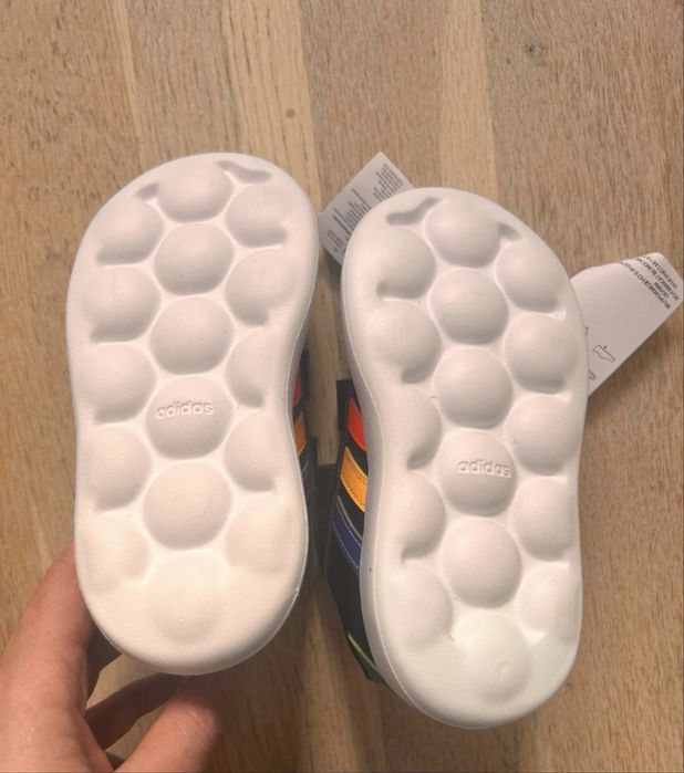 Vand Adidas unisex, potriviti pt 3-4 ani, noi, cu eticheta