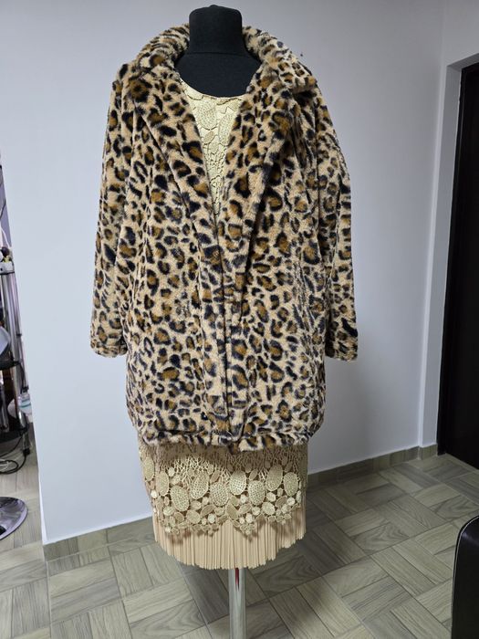 Rochie din dantela brodata cu strasuri, pliseuri în partea de jos