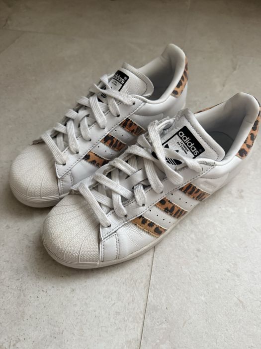 Суичър и маратонки, Adidas