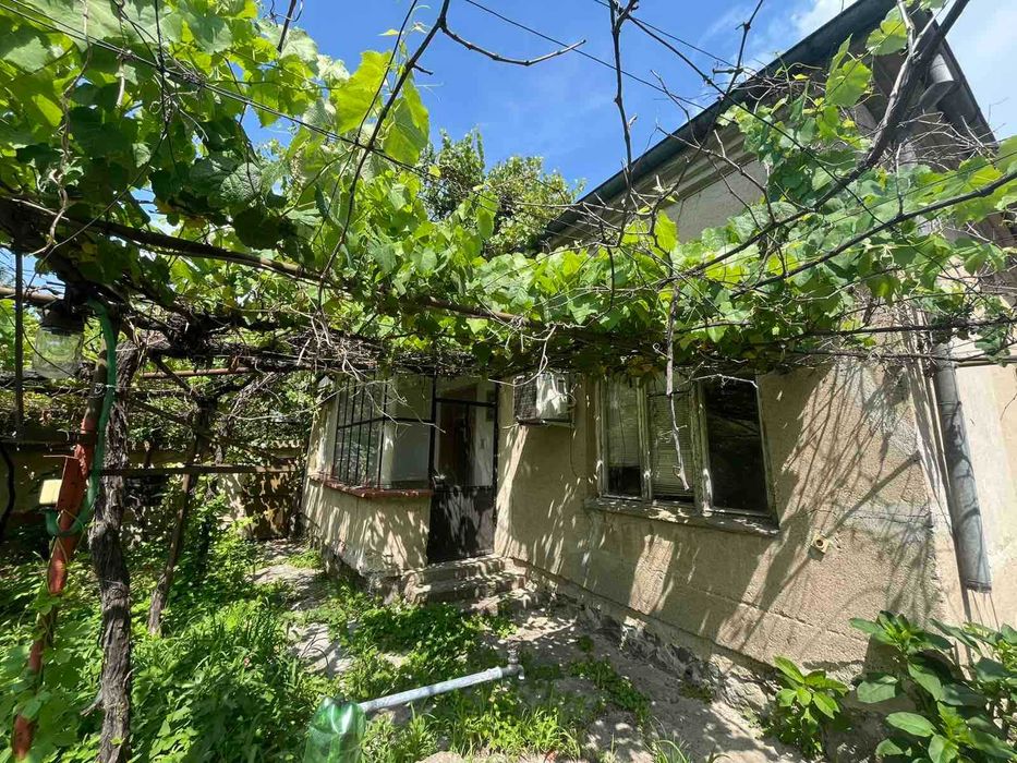Къща с двор, сонда и стопански постройки в гр. Крън