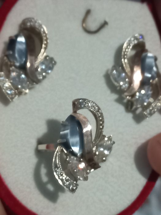 Комплект, состоящий из серебра со вставками из золота.