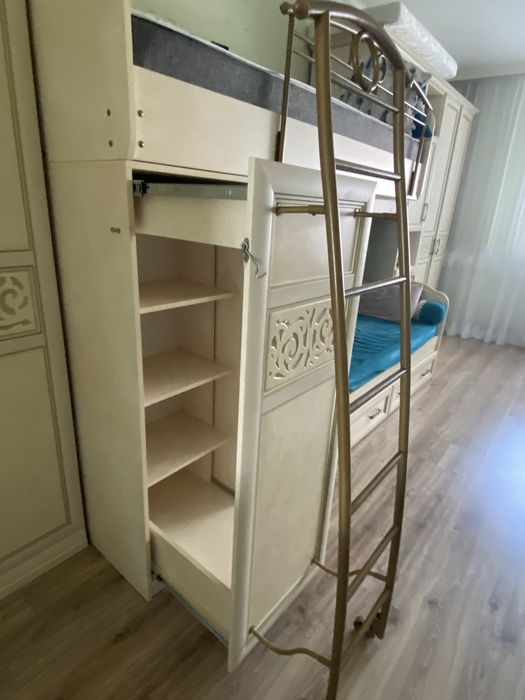 Продам двухяросную кравать со шкафами