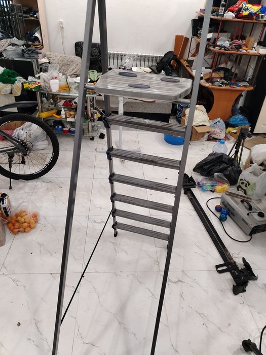 Стремянка большая высокая