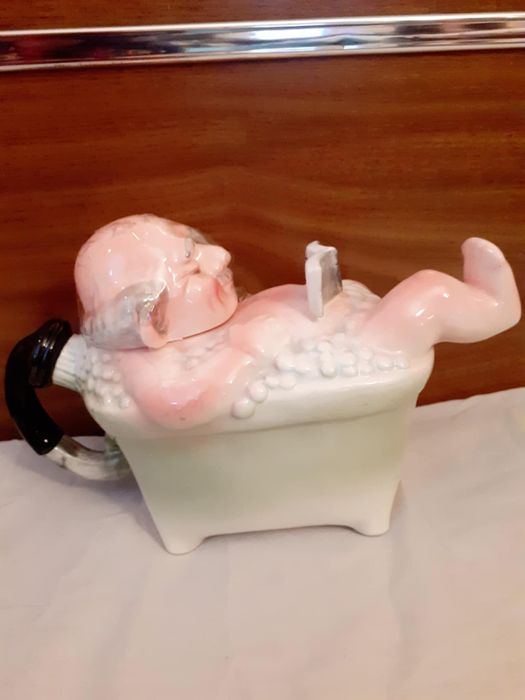 Два порцеланови чайника:"Слонче" и "В банята"