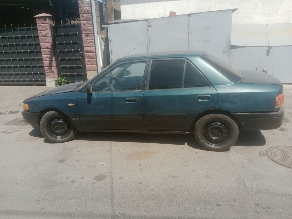 Автомобиль мазда323