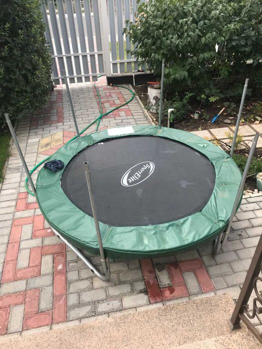 Батут с защитной сеткой