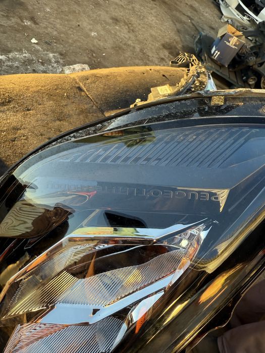 Фар десен Led technology PEUGEOT 208 лед 2021год оригинален перфектен