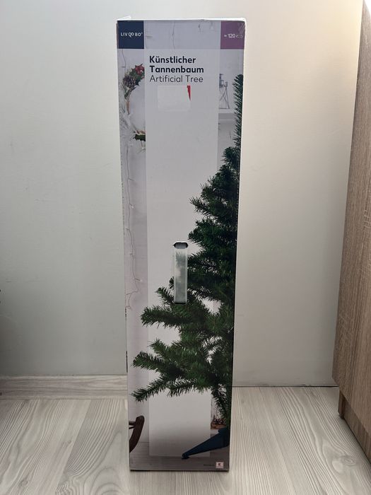 Изкуствена Коледна елха и светещи лампички